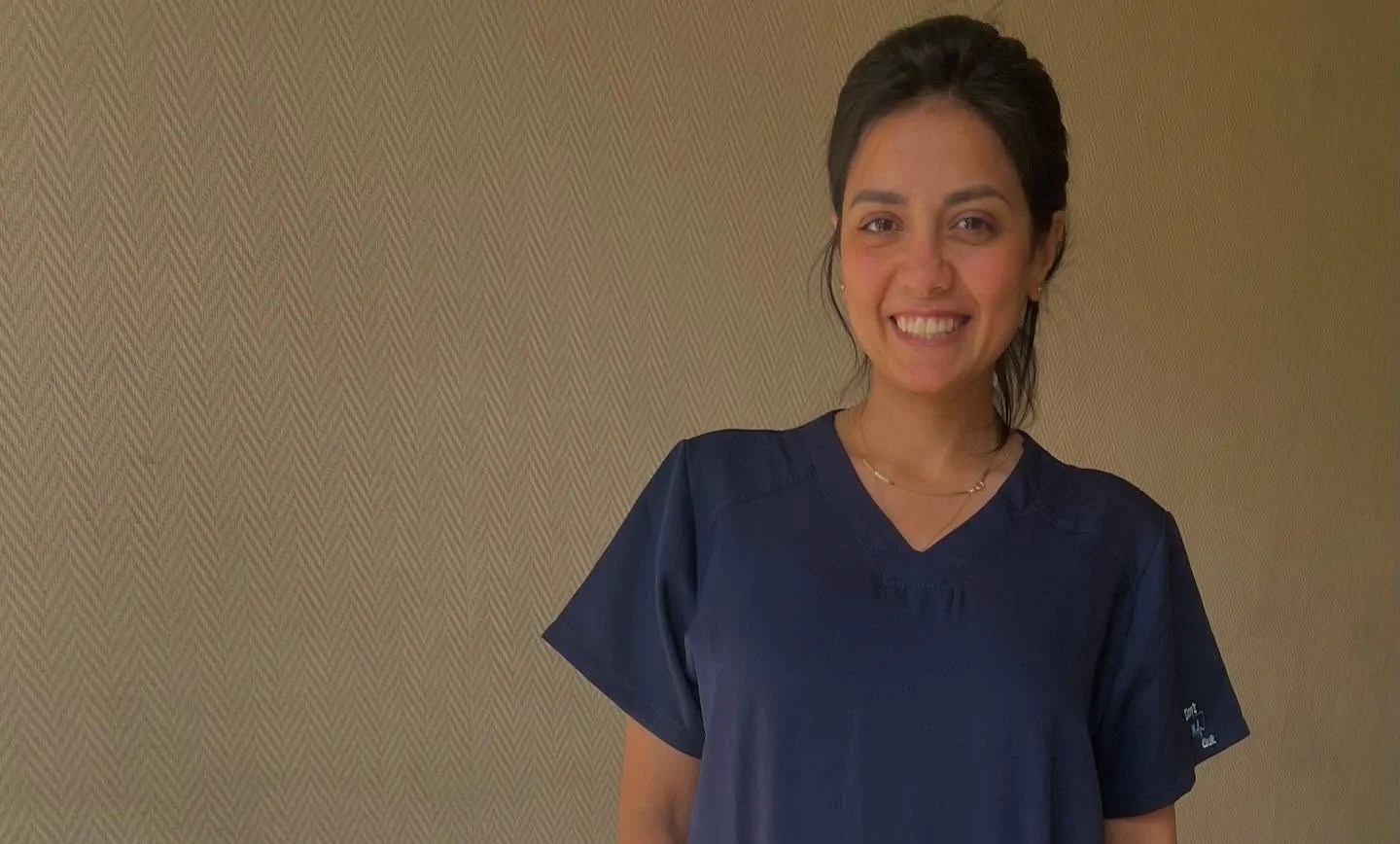 سهر الصايغ تتألق بزي الأطباء.. فنانة مبدعة وطبيبة في الحياة الواقعية
