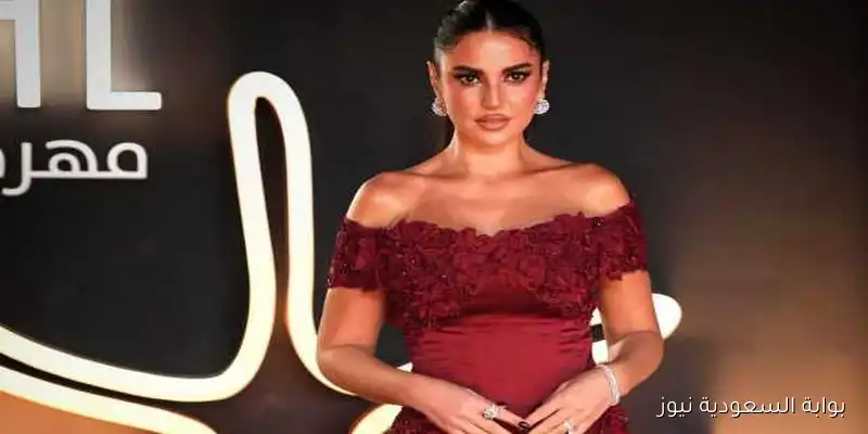 الفنانة درة تتألق بإطلالة جذابة بفستان أبيض منقط