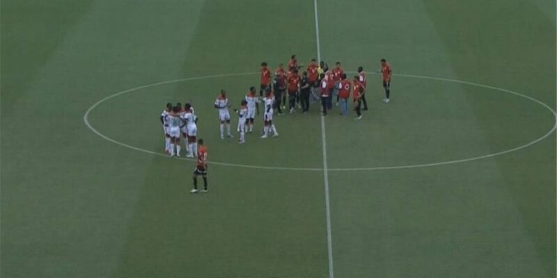 لاعب منتخب مصر يغادر مباراة بوركينا فاسو بسبب الإصابة