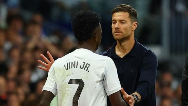 رد فعل غير متوقع من ريال مدريد حول أزمة فينيسيوس وألونسو بعد الكلاسيكو